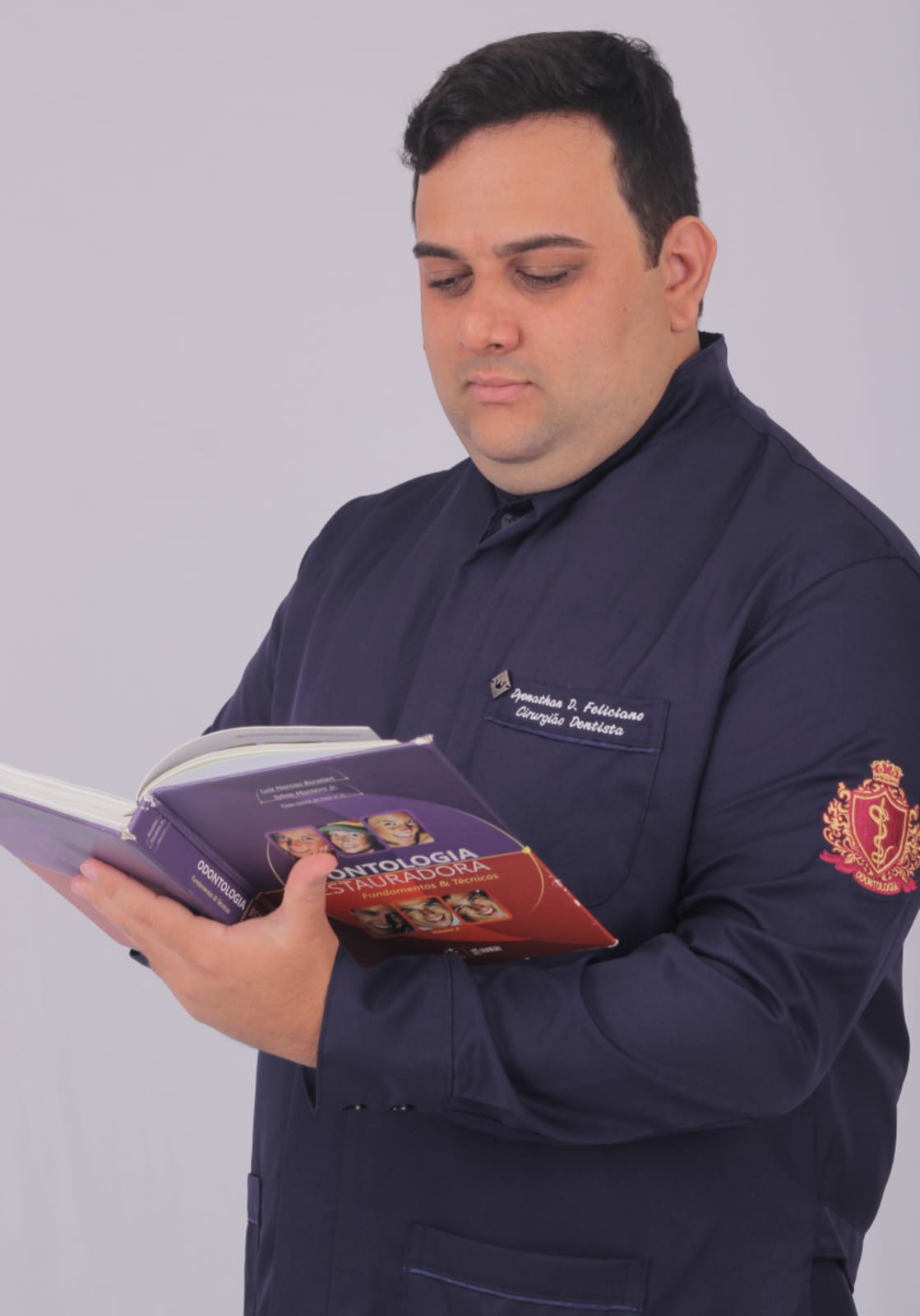 Dr. Dyonathan estudando